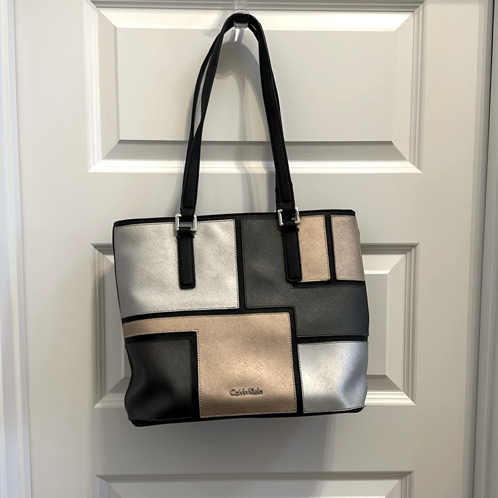 Calvin Klein Purse Silver Gold Black Design Leather Great Condition Zip Closure